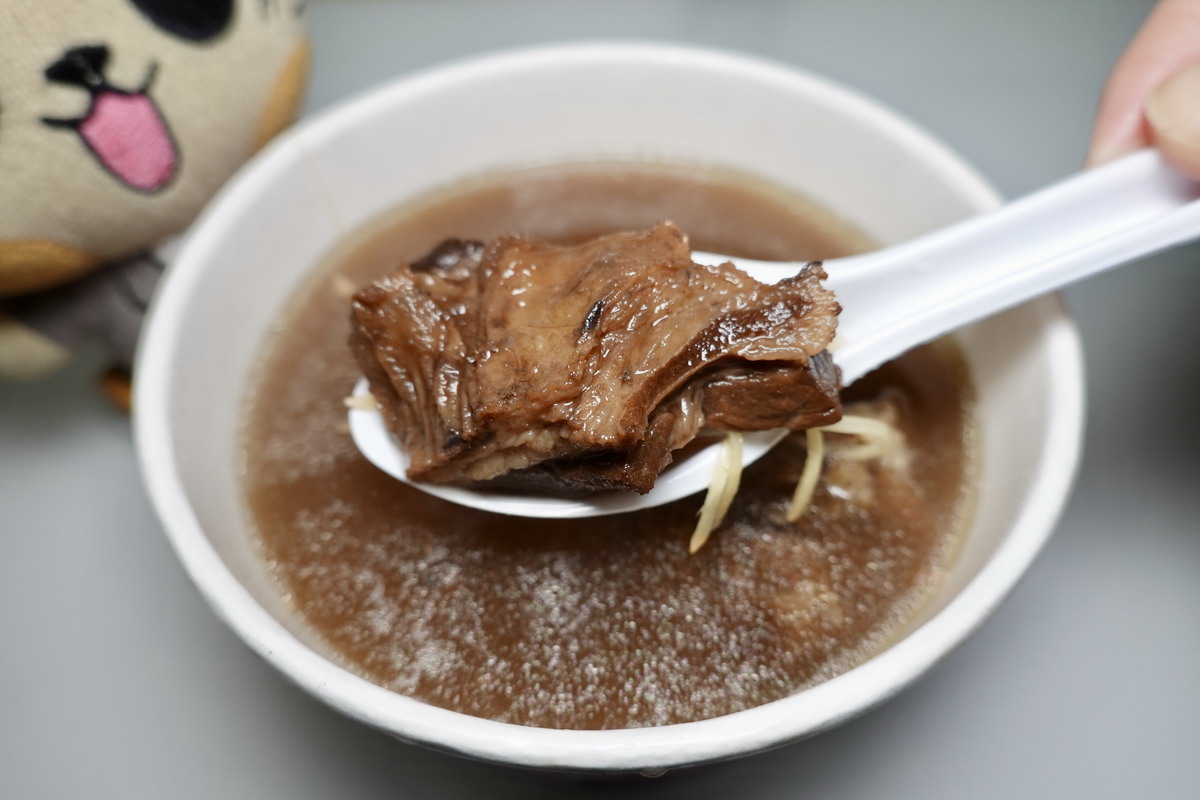 【台北松山站美食】陳董藥燉排骨羊肉 2026：饒河街夜市老牌名店，滋補藥燉排骨與藥燉羊肉，豆瓣醬超對味 7286