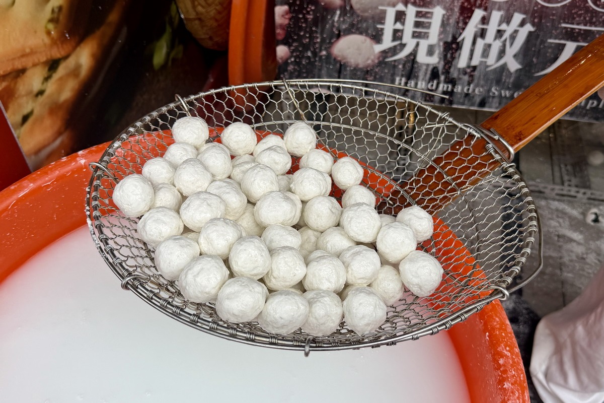 【台北西門站美食】大黑松小倆口 2026：元宵節手工現搖元宵！台灣伴手禮名店、牛軋糖創始店，韓國觀光客最愛牛軋餅可以免費試吃，現烤起酥三明治和起酥蛋糕也是名物 7297