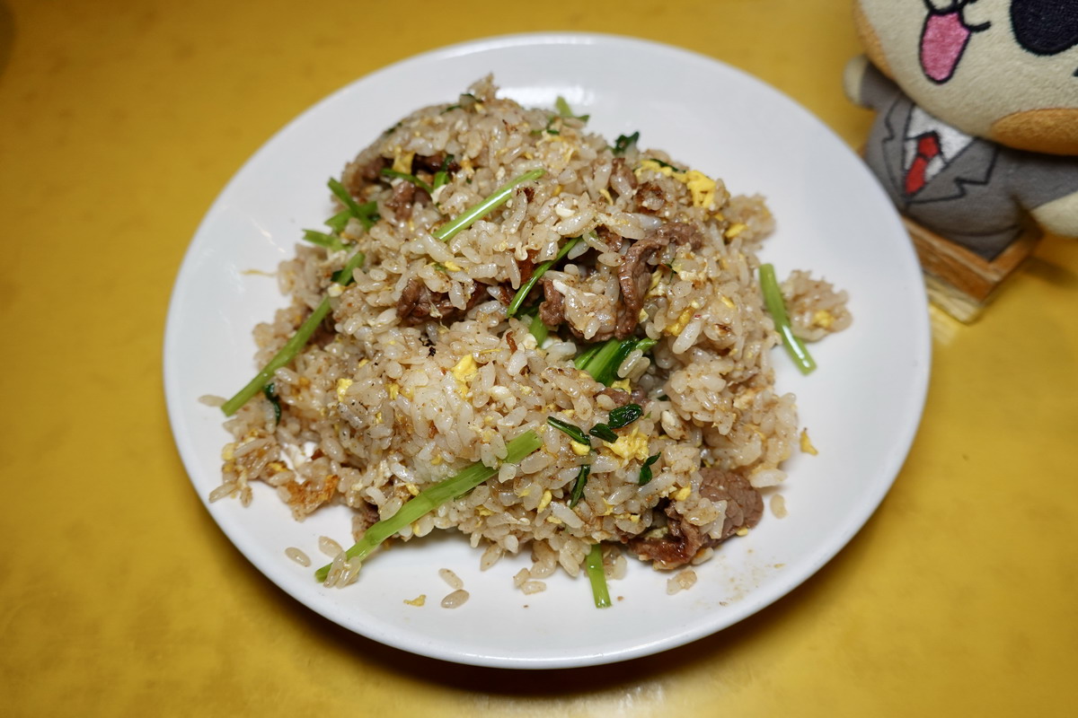 【台北龍山寺站美食】郭家炒牛肉 2026：華西街夜市熱門排隊店，自製沙茶醬開胃下飯，炒牛肉、牛雜湯、牛肉炒飯一套牛起來 7299