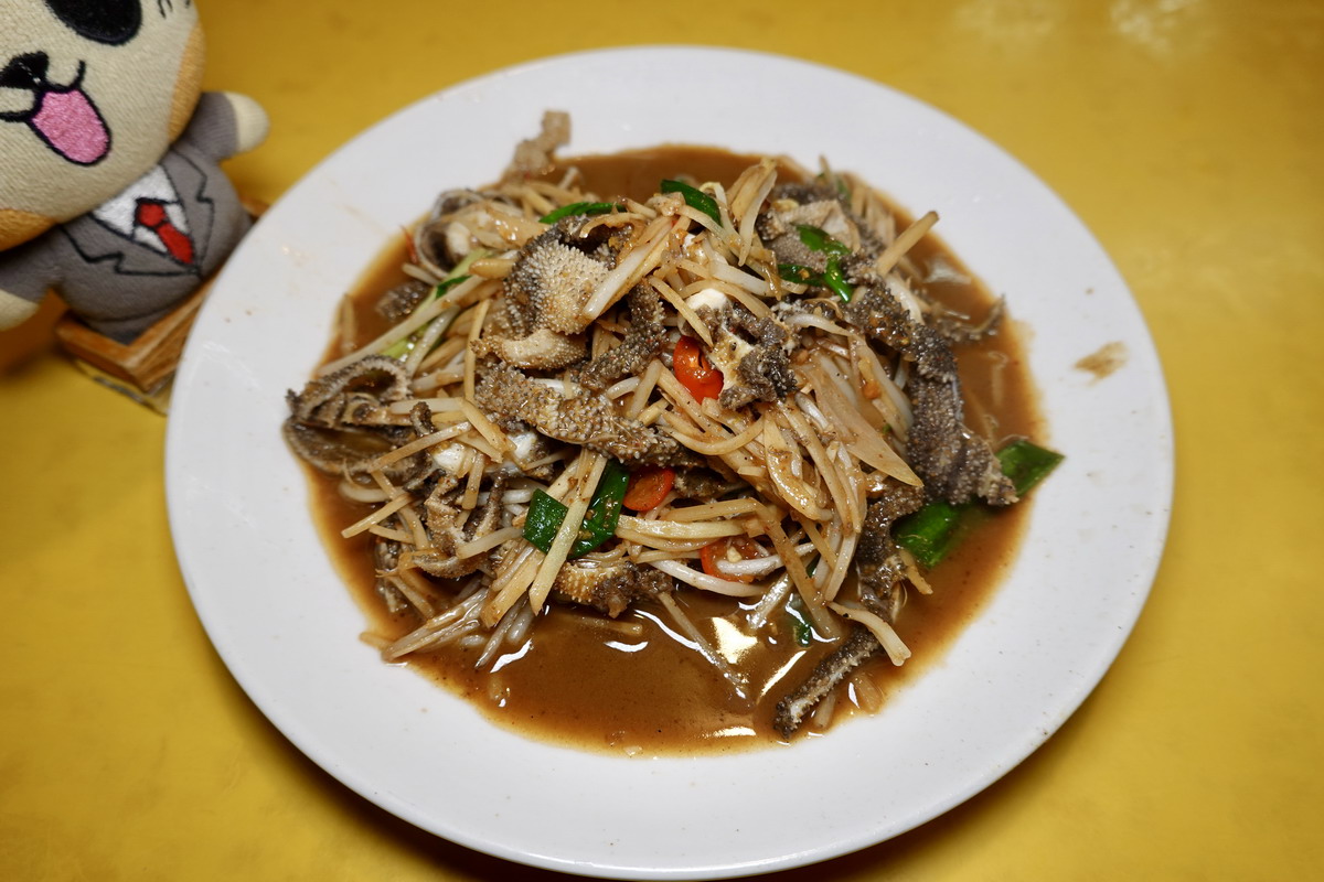 【台北龍山寺站美食】郭家炒牛肉 2026：華西街夜市熱門排隊店，自製沙茶醬開胃下飯，炒牛肉、牛雜湯、牛肉炒飯一套牛起來 7299