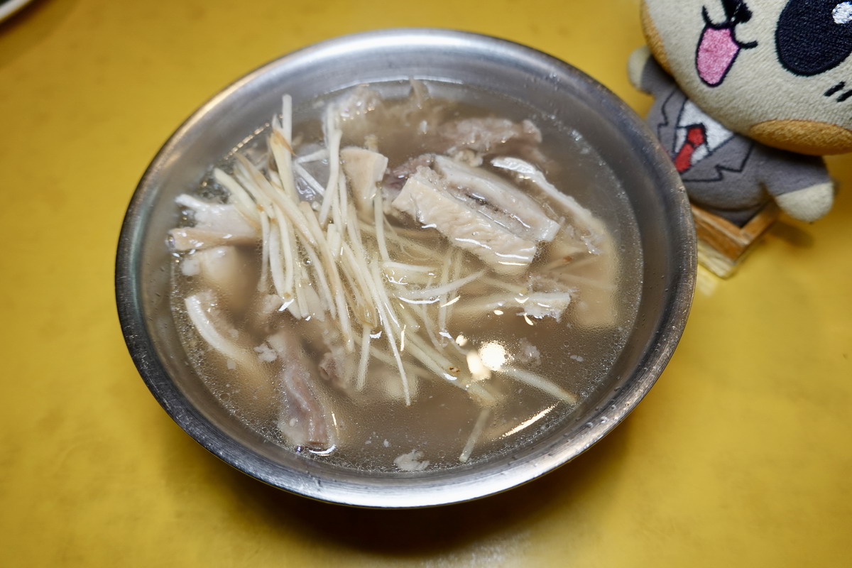 【台北龍山寺站美食】郭家炒牛肉 2026：華西街夜市熱門排隊店，自製沙茶醬開胃下飯，炒牛肉、牛雜湯、牛肉炒飯一套牛起來 7299