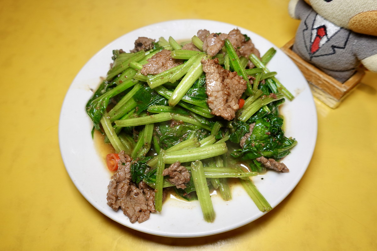 【台北龍山寺站美食】郭家炒牛肉 2026：華西街夜市熱門排隊店，自製沙茶醬開胃下飯，炒牛肉、牛雜湯、牛肉炒飯一套牛起來 7299