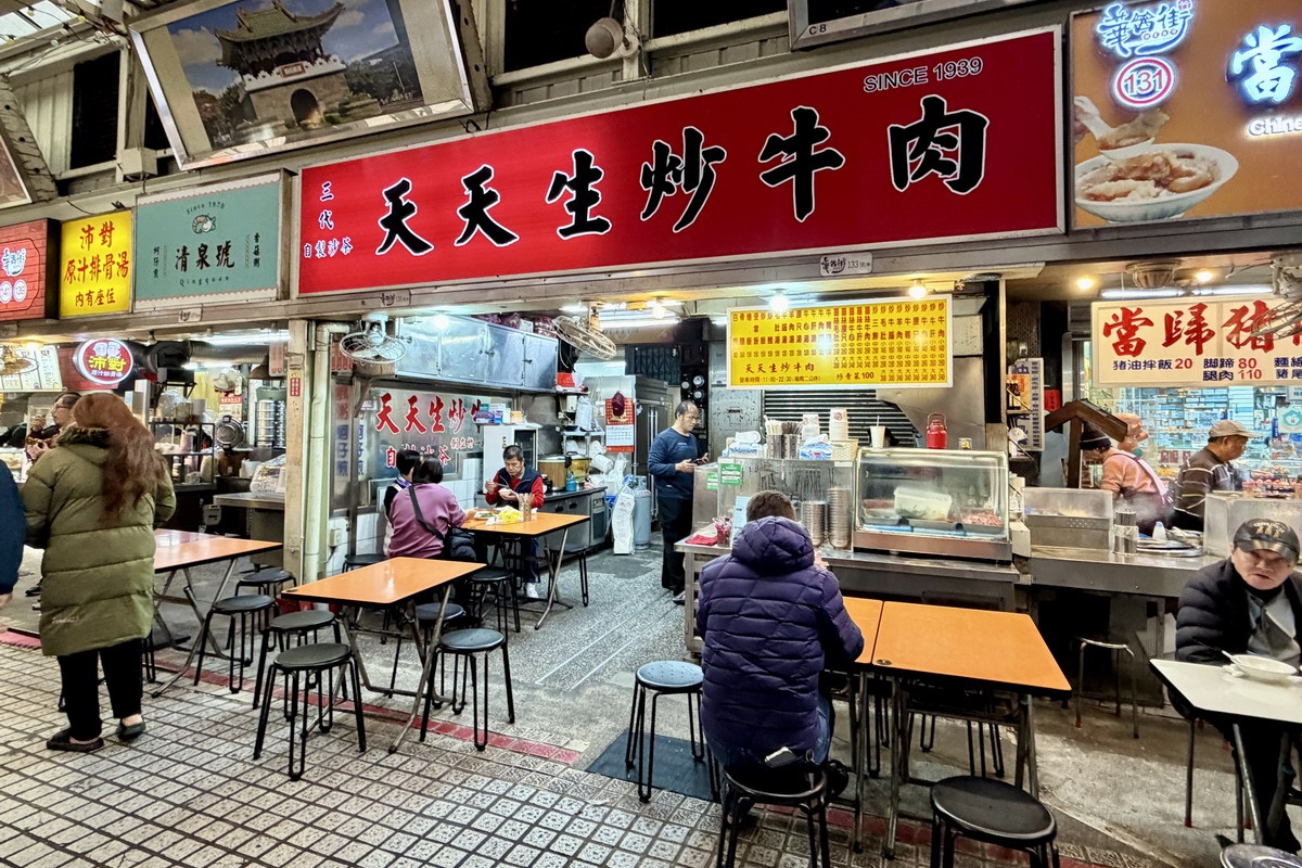 【台北龍山寺站美食】郭家炒牛肉 2026：華西街夜市熱門排隊店，自製沙茶醬開胃下飯，炒牛肉、牛雜湯、牛肉炒飯一套牛起來 7299