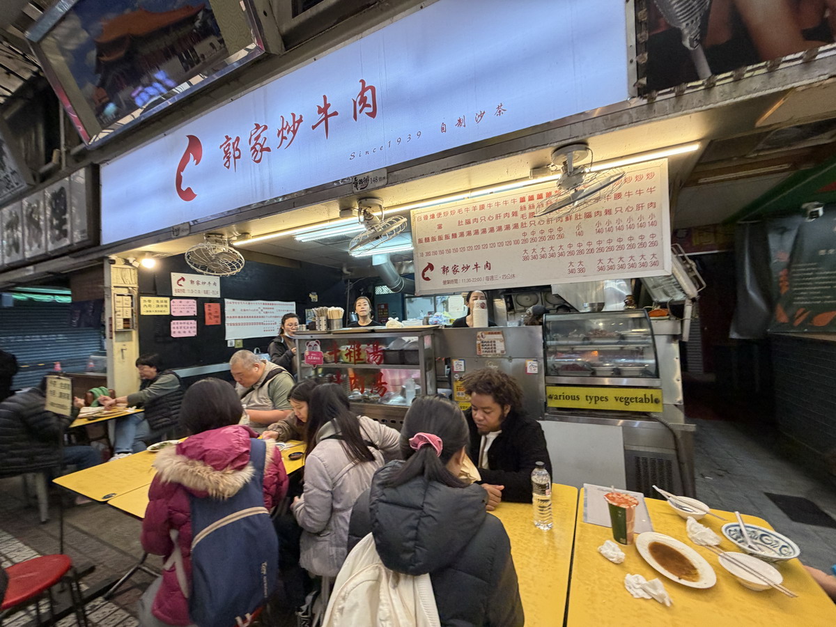 【台北龍山寺站美食】郭家炒牛肉 2026：華西街夜市熱門排隊店，自製沙茶醬開胃下飯，炒牛肉、牛雜湯、牛肉炒飯一套牛起來 7299