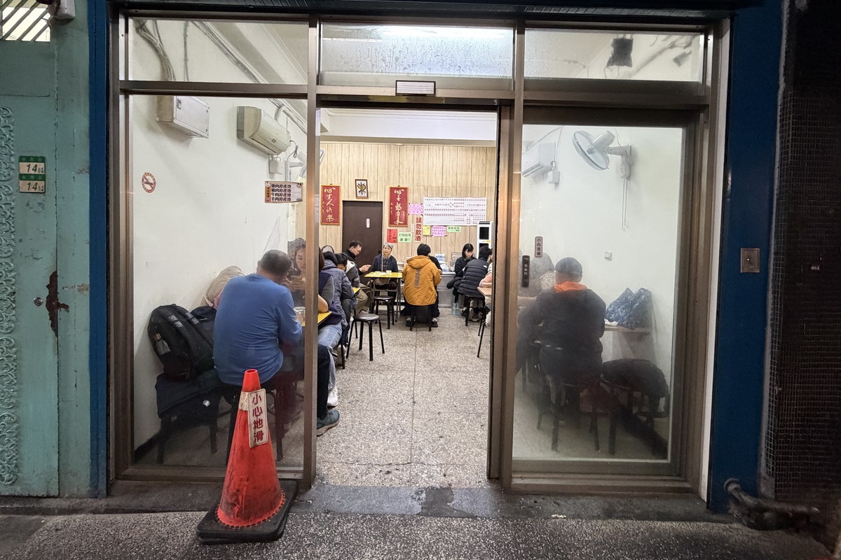 【台北龍山寺站美食】郭家炒牛肉 2026：華西街夜市熱門排隊店，自製沙茶醬開胃下飯，炒牛肉、牛雜湯、牛肉炒飯一套牛起來 7299