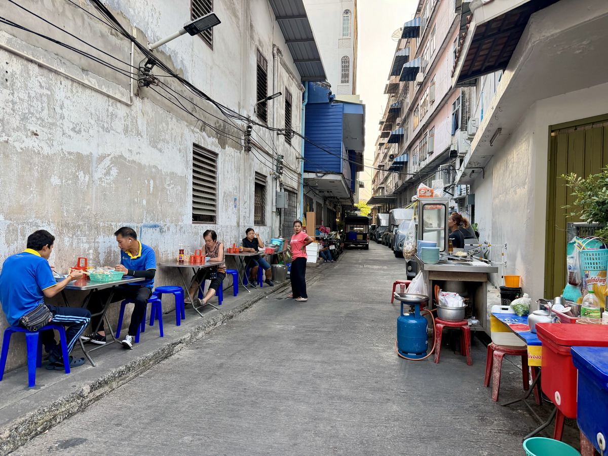 【泰國曼谷旅遊】嵩越路 Song Wat Road 2026:曼谷最新爆紅熱門散步街,唐人區古今融合帶來滿滿鬆馳感,老建築、美食、咖啡、文青小店、巷弄彩繪,一條街可以逛一整天,打卡美照拍不完 7302 【泰國曼谷旅遊】嵩越路 Song Wat Road 2026:曼谷最新爆紅熱門散步街,唐人區古今融合帶來滿滿鬆馳感,老建築、美食、咖啡、文青小店、巷弄彩繪,一條街可以逛一整天,打卡美照拍不完 7302