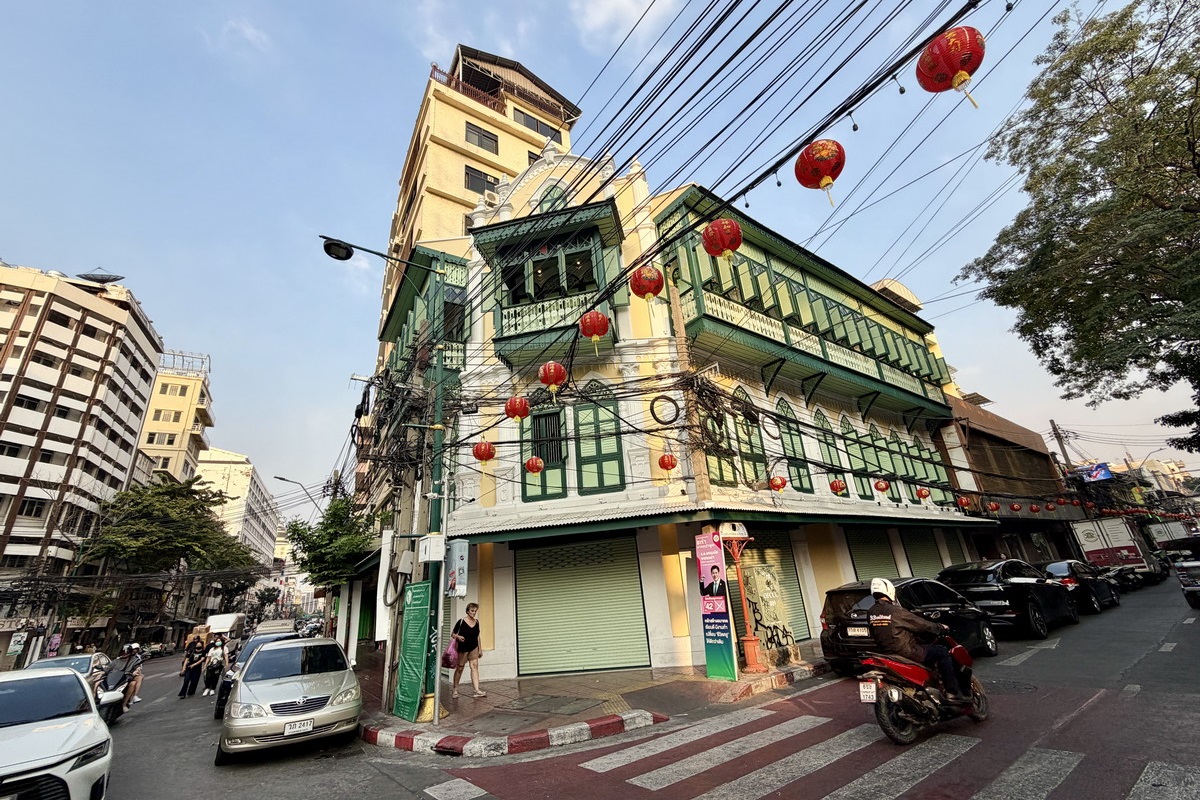 【泰國曼谷旅遊】嵩越路 Song Wat Road 2026:曼谷最新爆紅熱門散步街,唐人區古今融合帶來滿滿鬆馳感,老建築、美食、咖啡、文青小店、巷弄彩繪,一條街可以逛一整天,打卡美照拍不完 7302 【泰國曼谷旅遊】嵩越路 Song Wat Road 2026:曼谷最新爆紅熱門散步街,唐人區古今融合帶來滿滿鬆馳感,老建築、美食、咖啡、文青小店、巷弄彩繪,一條街可以逛一整天,打卡美照拍不完 7302