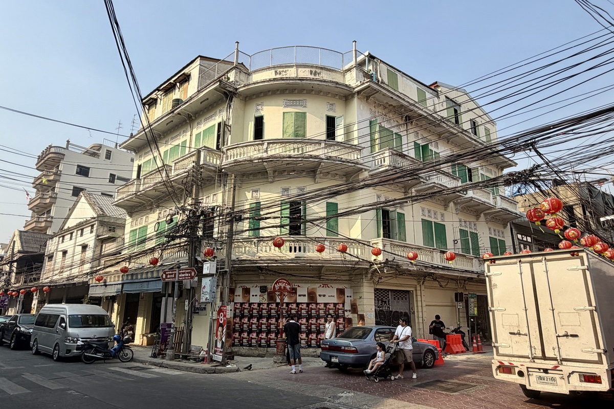 【泰國曼谷旅遊】嵩越路 Song Wat Road 2026:曼谷最新爆紅熱門散步街,唐人區古今融合帶來滿滿鬆馳感,老建築、美食、咖啡、文青小店、巷弄彩繪,一條街可以逛一整天,打卡美照拍不完 7302 【泰國曼谷旅遊】嵩越路 Song Wat Road 2026:曼谷最新爆紅熱門散步街,唐人區古今融合帶來滿滿鬆馳感,老建築、美食、咖啡、文青小店、巷弄彩繪,一條街可以逛一整天,打卡美照拍不完 7302