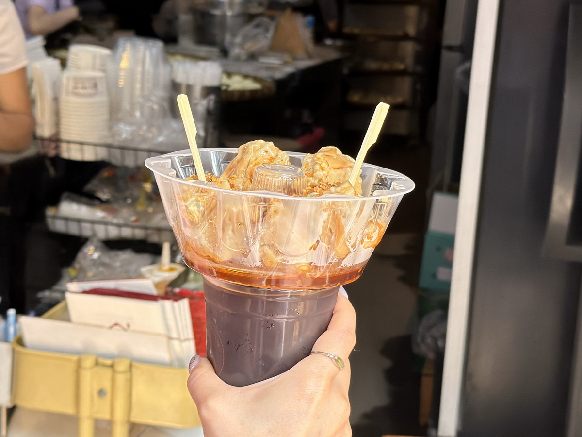 【泰國曼谷旅遊】嵩越路 Song Wat Road 2026:曼谷最新爆紅熱門散步街,唐人區古今融合帶來滿滿鬆馳感,老建築、美食、咖啡、文青小店、巷弄彩繪,一條街可以逛一整天,打卡美照拍不完 7302 【泰國曼谷旅遊】嵩越路 Song Wat Road 2026:曼谷最新爆紅熱門散步街,唐人區古今融合帶來滿滿鬆馳感,老建築、美食、咖啡、文青小店、巷弄彩繪,一條街可以逛一整天,打卡美照拍不完 7302