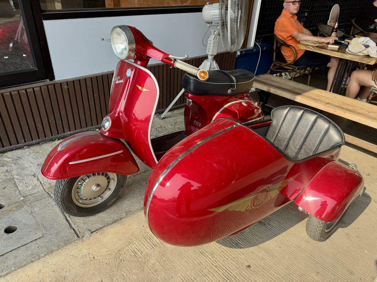 【泰國曼谷旅遊】嵩越路 Song Wat Road 2026:曼谷最新爆紅熱門散步街,唐人區古今融合帶來滿滿鬆馳感,老建築、美食、咖啡、文青小店、巷弄彩繪,一條街可以逛一整天,打卡美照拍不完 7302 【泰國曼谷旅遊】嵩越路 Song Wat Road 2026:曼谷最新爆紅熱門散步街,唐人區古今融合帶來滿滿鬆馳感,老建築、美食、咖啡、文青小店、巷弄彩繪,一條街可以逛一整天,打卡美照拍不完 7302