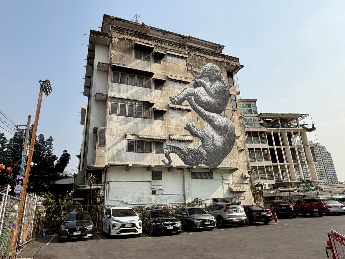 【泰國曼谷旅遊】嵩越路 Song Wat Road 2026:曼谷最新爆紅熱門散步街,唐人區古今融合帶來滿滿鬆馳感,老建築、美食、咖啡、文青小店、巷弄彩繪,一條街可以逛一整天,打卡美照拍不完 7302 【泰國曼谷旅遊】嵩越路 Song Wat Road 2026:曼谷最新爆紅熱門散步街,唐人區古今融合帶來滿滿鬆馳感,老建築、美食、咖啡、文青小店、巷弄彩繪,一條街可以逛一整天,打卡美照拍不完 7302