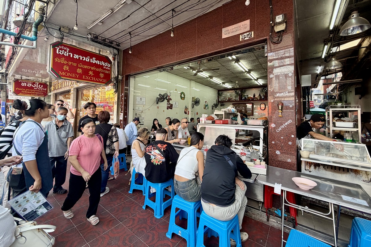【泰國曼谷旅遊】嵩越路 Song Wat Road 2026:曼谷最新爆紅熱門散步街,唐人區古今融合帶來滿滿鬆馳感,老建築、美食、咖啡、文青小店、巷弄彩繪,一條街可以逛一整天,打卡美照拍不完 7302 【泰國曼谷旅遊】嵩越路 Song Wat Road 2026:曼谷最新爆紅熱門散步街,唐人區古今融合帶來滿滿鬆馳感,老建築、美食、咖啡、文青小店、巷弄彩繪,一條街可以逛一整天,打卡美照拍不完 7302