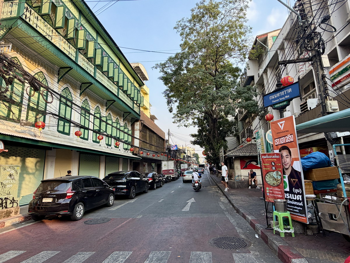 【泰國曼谷旅遊】嵩越路 Song Wat Road 2026:曼谷最新爆紅熱門散步街,唐人區古今融合帶來滿滿鬆馳感,老建築、美食、咖啡、文青小店、巷弄彩繪,一條街可以逛一整天,打卡美照拍不完 7302 【泰國曼谷旅遊】嵩越路 Song Wat Road 2026:曼谷最新爆紅熱門散步街,唐人區古今融合帶來滿滿鬆馳感,老建築、美食、咖啡、文青小店、巷弄彩繪,一條街可以逛一整天,打卡美照拍不完 7302