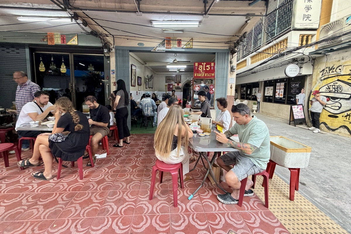 【泰國曼谷旅遊】嵩越路 Song Wat Road 2026:曼谷最新爆紅熱門散步街,唐人區古今融合帶來滿滿鬆馳感,老建築、美食、咖啡、文青小店、巷弄彩繪,一條街可以逛一整天,打卡美照拍不完 7302 【泰國曼谷旅遊】嵩越路 Song Wat Road 2026:曼谷最新爆紅熱門散步街,唐人區古今融合帶來滿滿鬆馳感,老建築、美食、咖啡、文青小店、巷弄彩繪,一條街可以逛一整天,打卡美照拍不完 7302