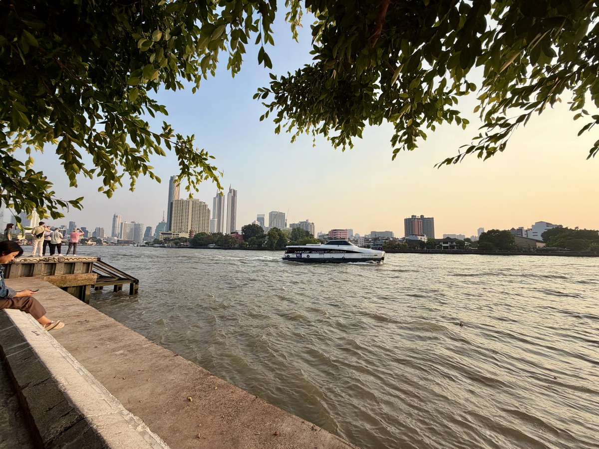 【泰國曼谷旅遊】嵩越路 Song Wat Road 2026:曼谷最新爆紅熱門散步街,唐人區古今融合帶來滿滿鬆馳感,老建築、美食、咖啡、文青小店、巷弄彩繪,一條街可以逛一整天,打卡美照拍不完 7302 【泰國曼谷旅遊】嵩越路 Song Wat Road 2026:曼谷最新爆紅熱門散步街,唐人區古今融合帶來滿滿鬆馳感,老建築、美食、咖啡、文青小店、巷弄彩繪,一條街可以逛一整天,打卡美照拍不完 7302