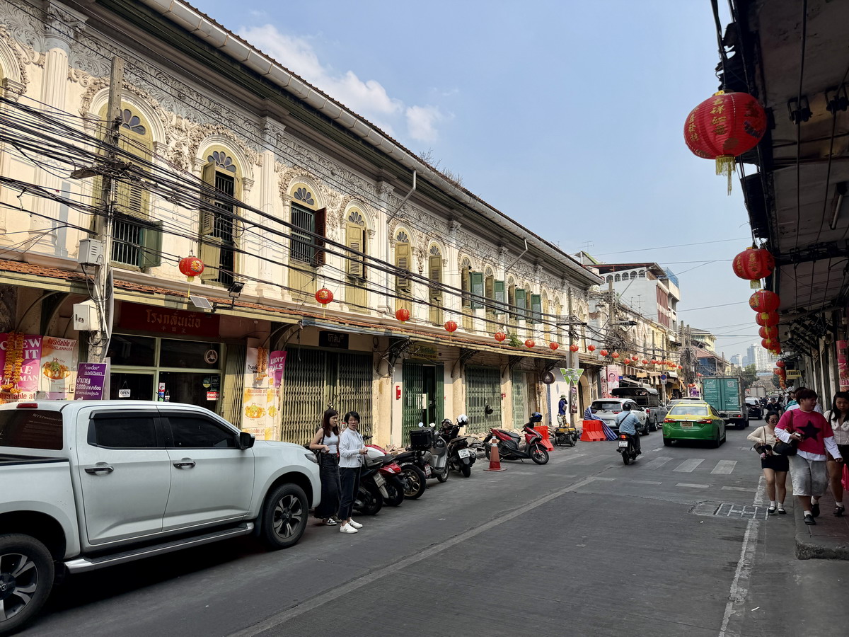 【泰國曼谷旅遊】嵩越路 Song Wat Road 2026:曼谷最新爆紅熱門散步街,唐人區古今融合帶來滿滿鬆馳感,老建築、美食、咖啡、文青小店、巷弄彩繪,一條街可以逛一整天,打卡美照拍不完 7302 【泰國曼谷旅遊】嵩越路 Song Wat Road 2026:曼谷最新爆紅熱門散步街,唐人區古今融合帶來滿滿鬆馳感,老建築、美食、咖啡、文青小店、巷弄彩繪,一條街可以逛一整天,打卡美照拍不完 7302