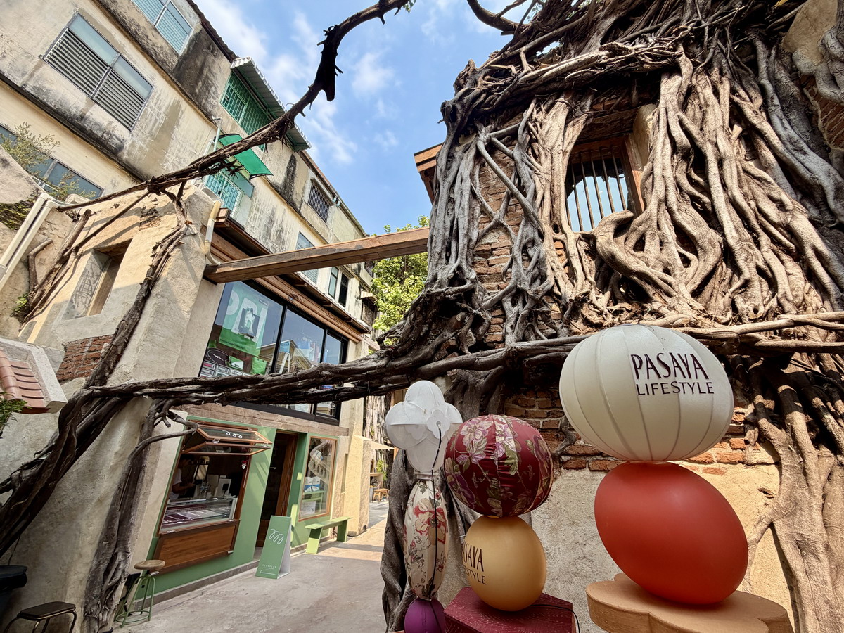 【泰國曼谷旅遊】嵩越路 Song Wat Road 2026:曼谷最新爆紅熱門散步街,唐人區古今融合帶來滿滿鬆馳感,老建築、美食、咖啡、文青小店、巷弄彩繪,一條街可以逛一整天,打卡美照拍不完 7302 【泰國曼谷旅遊】嵩越路 Song Wat Road 2026:曼谷最新爆紅熱門散步街,唐人區古今融合帶來滿滿鬆馳感,老建築、美食、咖啡、文青小店、巷弄彩繪,一條街可以逛一整天,打卡美照拍不完 7302