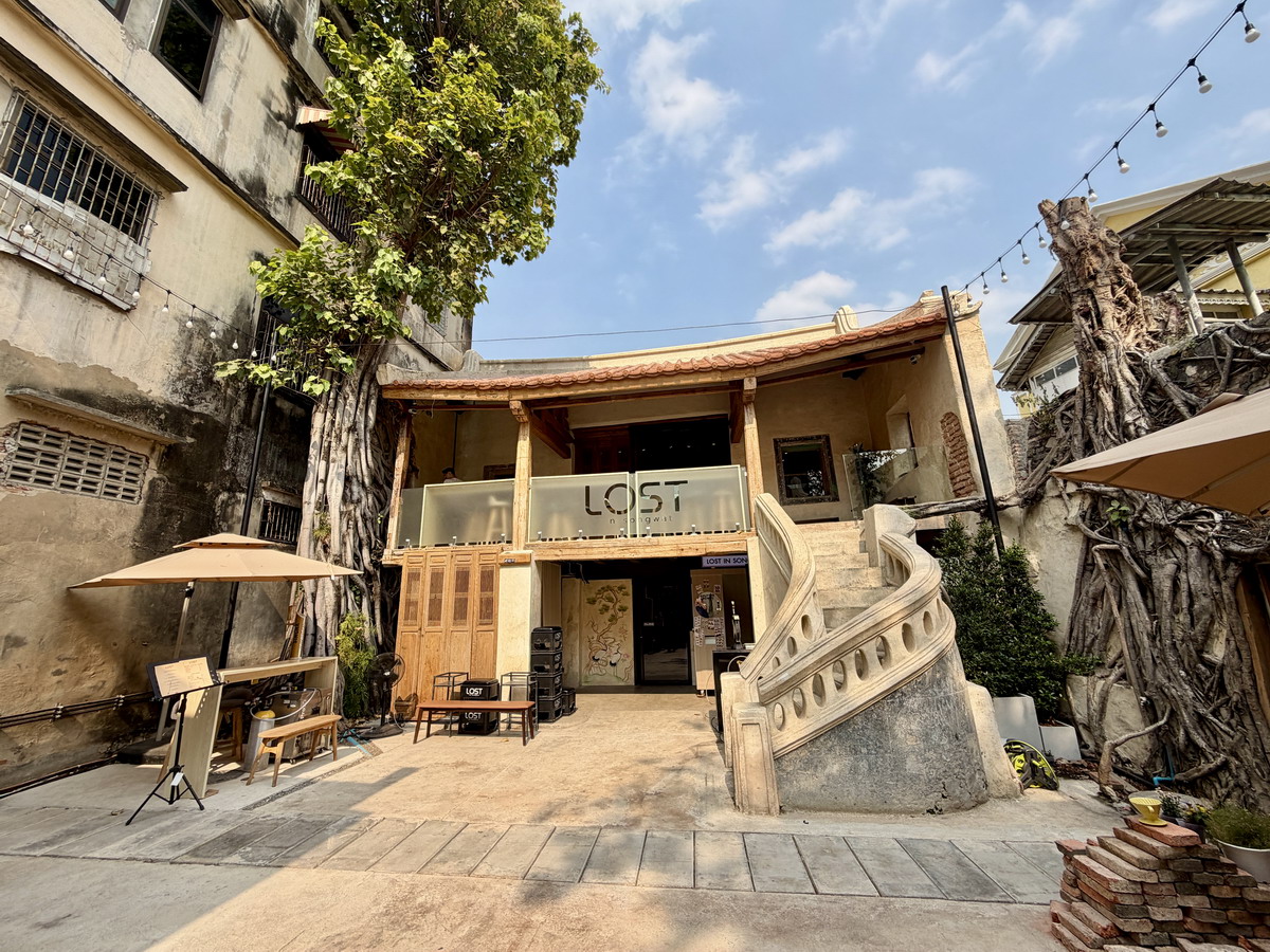 【泰國曼谷旅遊】嵩越路 Song Wat Road 2026:曼谷最新爆紅熱門散步街,唐人區古今融合帶來滿滿鬆馳感,老建築、美食、咖啡、文青小店、巷弄彩繪,一條街可以逛一整天,打卡美照拍不完 7302 【泰國曼谷旅遊】嵩越路 Song Wat Road 2026:曼谷最新爆紅熱門散步街,唐人區古今融合帶來滿滿鬆馳感,老建築、美食、咖啡、文青小店、巷弄彩繪,一條街可以逛一整天,打卡美照拍不完 7302