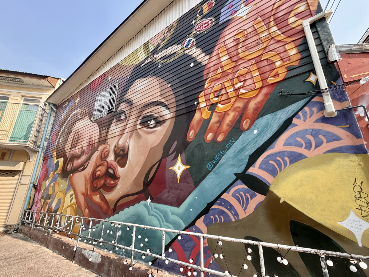 【泰國曼谷旅遊】嵩越路 Song Wat Road 2026:曼谷最新爆紅熱門散步街,唐人區古今融合帶來滿滿鬆馳感,老建築、美食、咖啡、文青小店、巷弄彩繪,一條街可以逛一整天,打卡美照拍不完 7302 【泰國曼谷旅遊】嵩越路 Song Wat Road 2026:曼谷最新爆紅熱門散步街,唐人區古今融合帶來滿滿鬆馳感,老建築、美食、咖啡、文青小店、巷弄彩繪,一條街可以逛一整天,打卡美照拍不完 7302