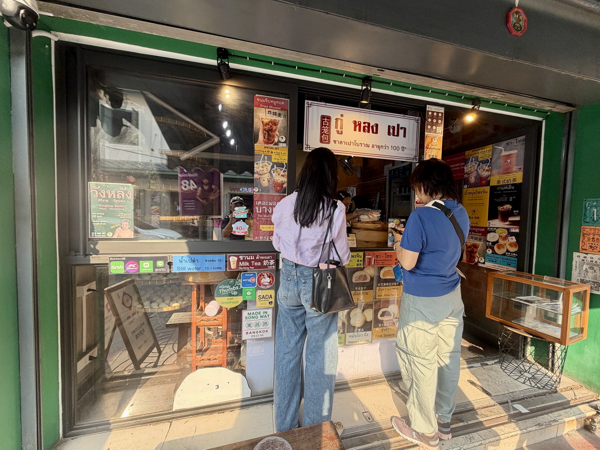 【泰國曼谷旅遊】嵩越路 Song Wat Road 2026:曼谷最新爆紅熱門散步街,唐人區古今融合帶來滿滿鬆馳感,老建築、美食、咖啡、文青小店、巷弄彩繪,一條街可以逛一整天,打卡美照拍不完 7302 【泰國曼谷旅遊】嵩越路 Song Wat Road 2026:曼谷最新爆紅熱門散步街,唐人區古今融合帶來滿滿鬆馳感,老建築、美食、咖啡、文青小店、巷弄彩繪,一條街可以逛一整天,打卡美照拍不完 7302