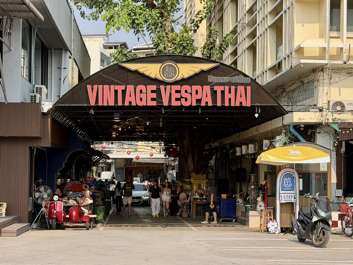 【泰國曼谷旅遊】嵩越路 Song Wat Road 2026:曼谷最新爆紅熱門散步街,唐人區古今融合帶來滿滿鬆馳感,老建築、美食、咖啡、文青小店、巷弄彩繪,一條街可以逛一整天,打卡美照拍不完 7302 【泰國曼谷旅遊】嵩越路 Song Wat Road 2026:曼谷最新爆紅熱門散步街,唐人區古今融合帶來滿滿鬆馳感,老建築、美食、咖啡、文青小店、巷弄彩繪,一條街可以逛一整天,打卡美照拍不完 7302