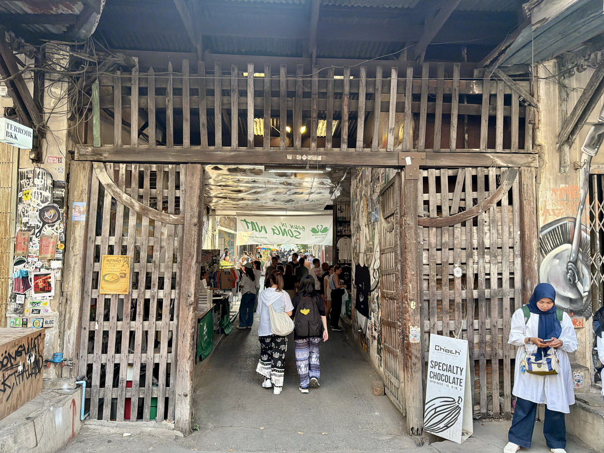 【泰國曼谷旅遊】嵩越路 Song Wat Road 2026:曼谷最新爆紅熱門散步街,唐人區古今融合帶來滿滿鬆馳感,老建築、美食、咖啡、文青小店、巷弄彩繪,一條街可以逛一整天,打卡美照拍不完 7302 【泰國曼谷旅遊】嵩越路 Song Wat Road 2026:曼谷最新爆紅熱門散步街,唐人區古今融合帶來滿滿鬆馳感,老建築、美食、咖啡、文青小店、巷弄彩繪,一條街可以逛一整天,打卡美照拍不完 7302