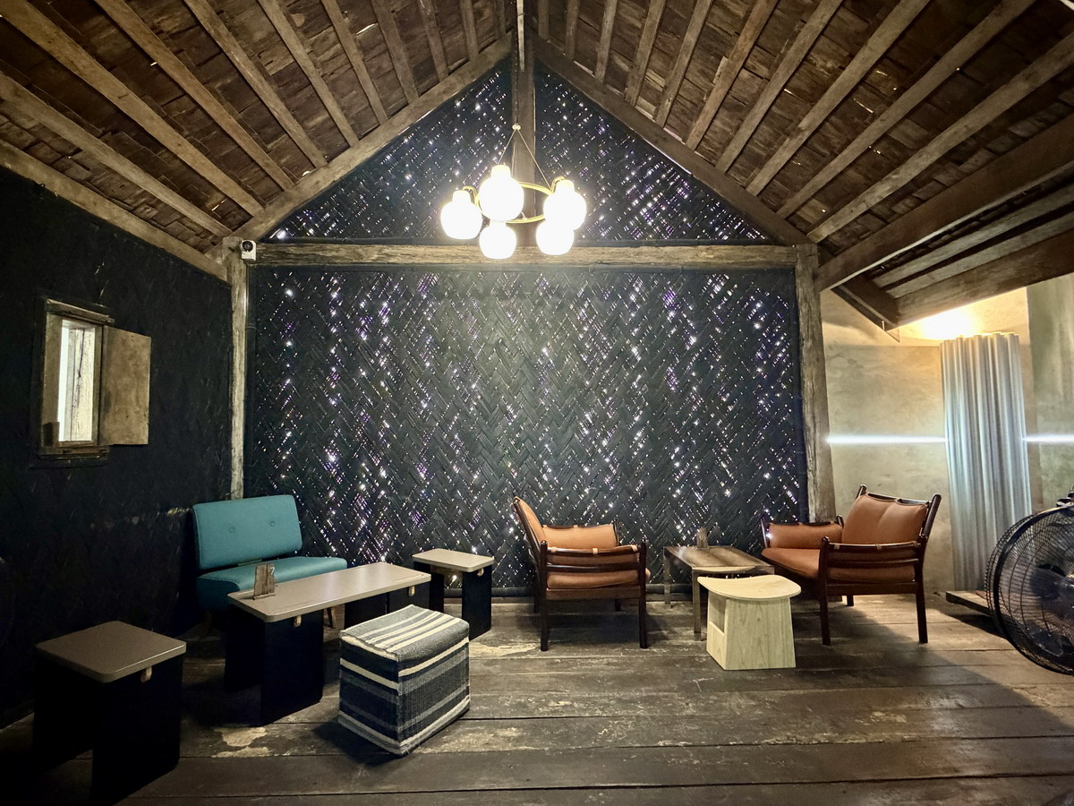 【泰國曼谷旅遊】嵩越路 Song Wat Road 2026:曼谷最新爆紅熱門散步街,唐人區古今融合帶來滿滿鬆馳感,老建築、美食、咖啡、文青小店、巷弄彩繪,一條街可以逛一整天,打卡美照拍不完 7302 【泰國曼谷旅遊】嵩越路 Song Wat Road 2026:曼谷最新爆紅熱門散步街,唐人區古今融合帶來滿滿鬆馳感,老建築、美食、咖啡、文青小店、巷弄彩繪,一條街可以逛一整天,打卡美照拍不完 7302