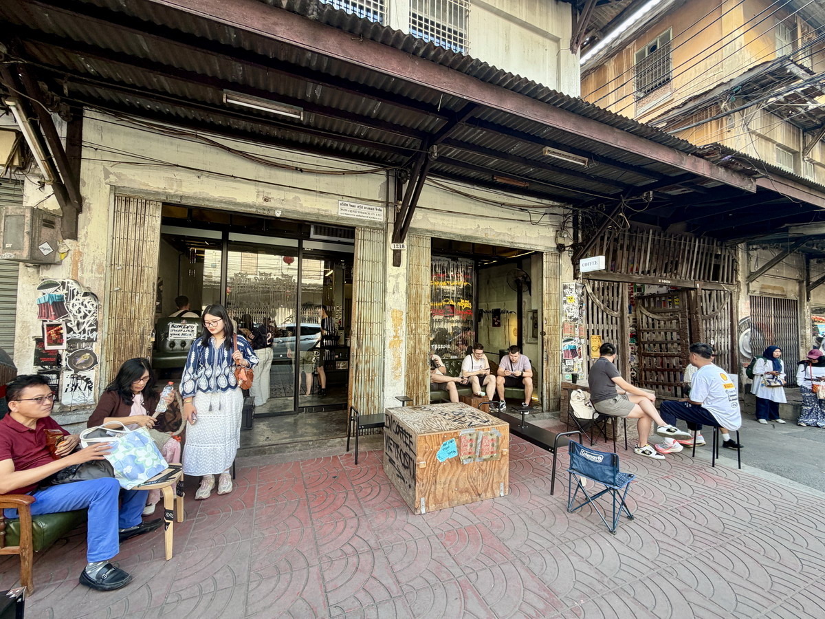 【泰國曼谷旅遊】嵩越路 Song Wat Road 2026:曼谷最新爆紅熱門散步街,唐人區古今融合帶來滿滿鬆馳感,老建築、美食、咖啡、文青小店、巷弄彩繪,一條街可以逛一整天,打卡美照拍不完 7302 【泰國曼谷旅遊】嵩越路 Song Wat Road 2026:曼谷最新爆紅熱門散步街,唐人區古今融合帶來滿滿鬆馳感,老建築、美食、咖啡、文青小店、巷弄彩繪,一條街可以逛一整天,打卡美照拍不完 7302