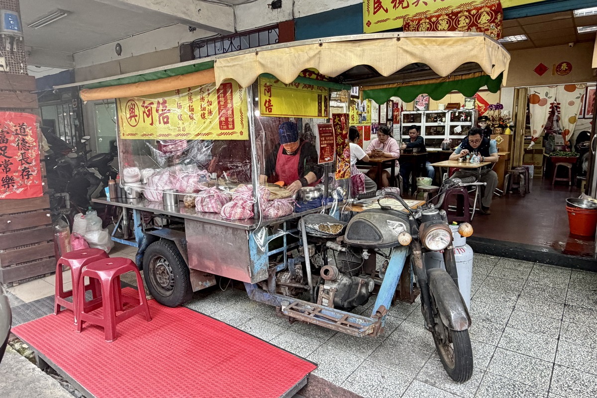 【新北三重站美食】阿倍大腸麵線 2026：大腸表面張力！1995年創立在地人激推麵線，愛吃的里長伯開的美味小攤，《美鳳有約》、《食尚玩家》都推薦 7311