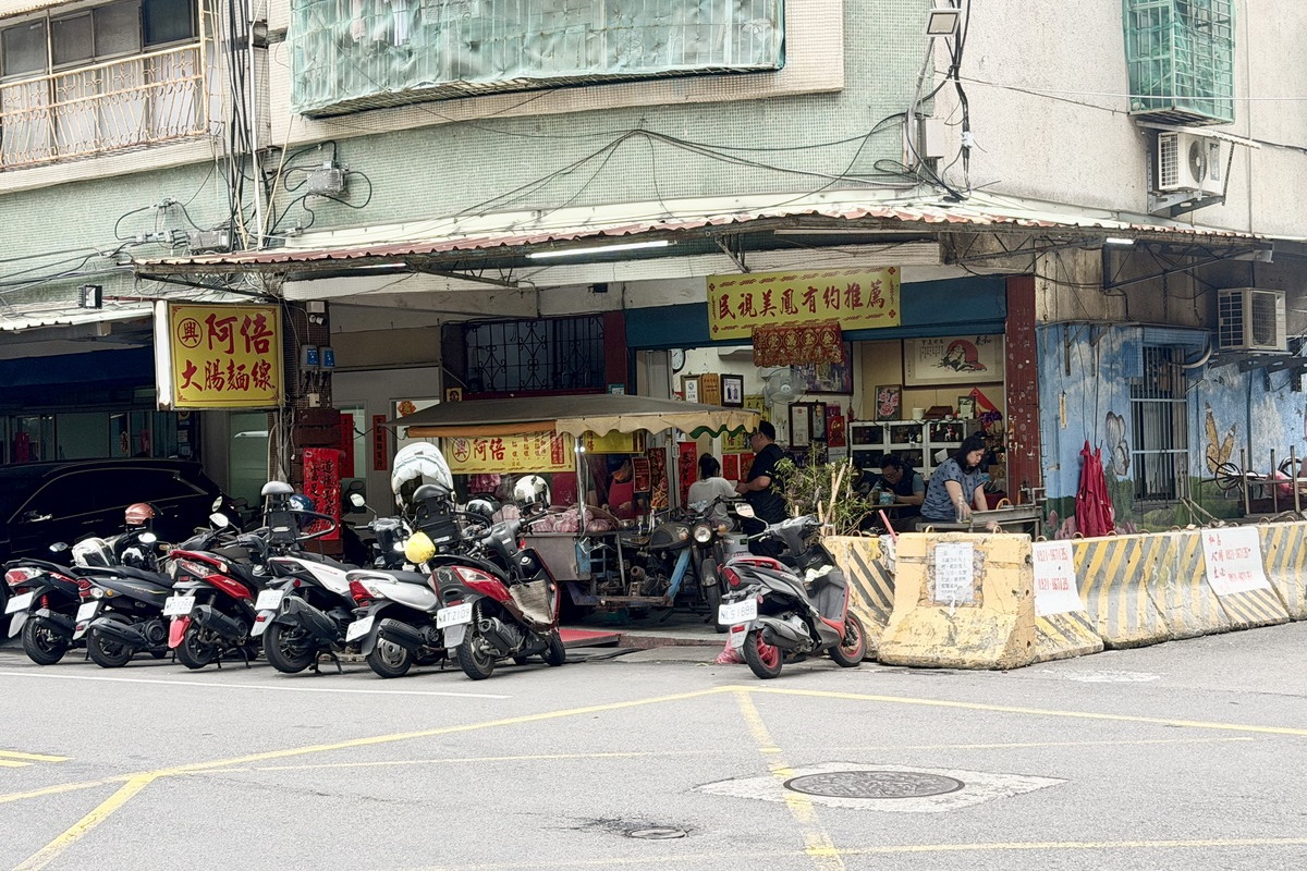 【新北三重站美食】阿倍大腸麵線 2026：大腸表面張力！1995年創立在地人激推麵線，愛吃的里長伯開的美味小攤，《美鳳有約》、《食尚玩家》都推薦 7311