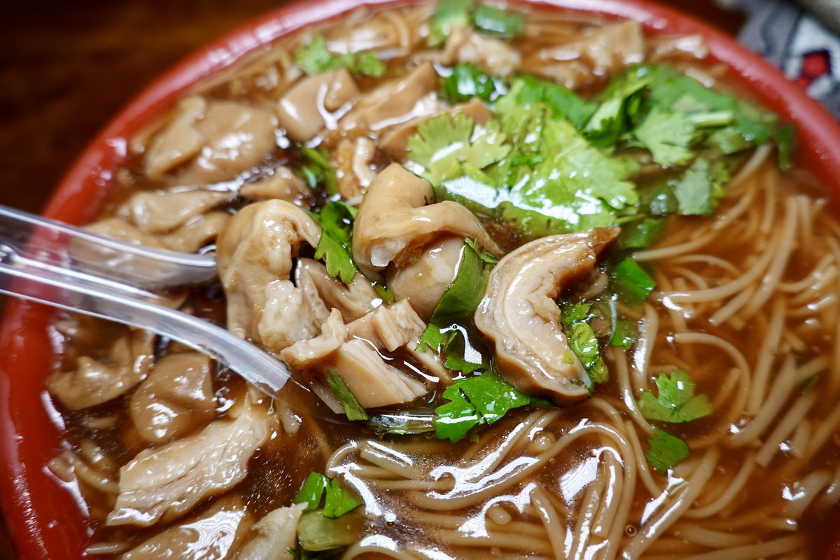 【新北三重站美食】阿倍大腸麵線 2026：大腸表面張力！1995年創立在地人激推麵線，愛吃的里長伯開的美味小攤，《美鳳有約》、《食尚玩家》都推薦 7311