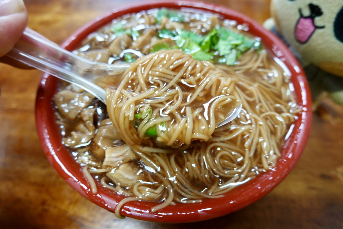 【新北三重站美食】阿倍大腸麵線 2026：大腸表面張力！1995年創立在地人激推麵線，愛吃的里長伯開的美味小攤，《美鳳有約》、《食尚玩家》都推薦 7311