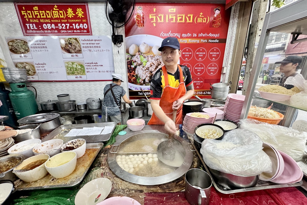 【泰國曼谷美食】榮泰米粉湯 Rung Rueang Pork Noodle 2026：米其林必比登連霸，鄰近BTS捷運站，好吃、便宜又交通方便的泰式米粉湯 7312