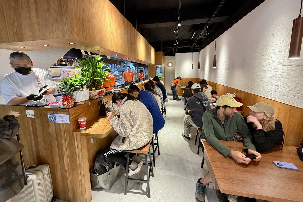 【台北中山站美食】華承軒 2026：文青麵店有很扯的麵！用日式拉麵的規格賣中式的麵，雞湯香濃帶膠質，擔擔麵香辣迷人 7314