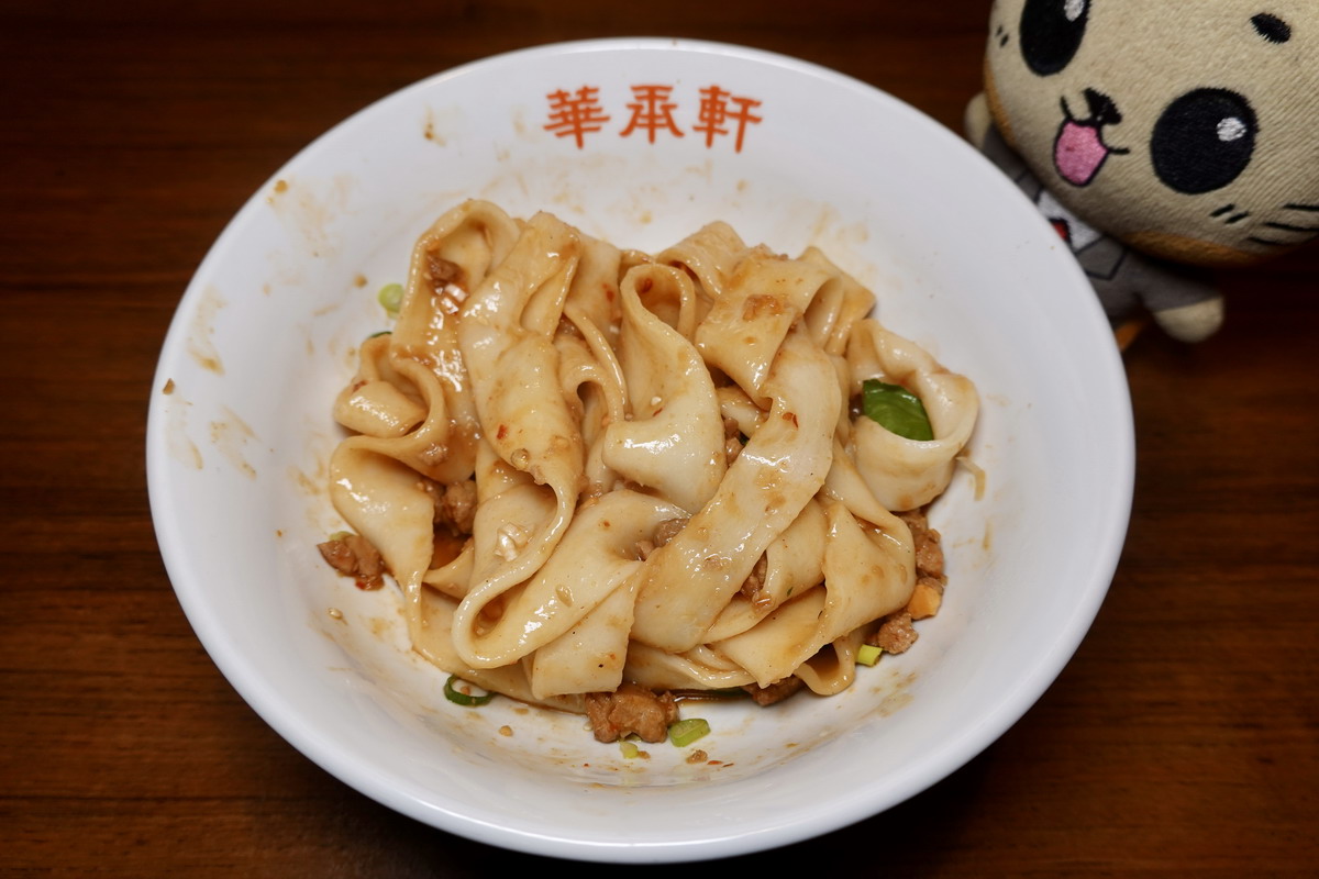 【台北中山站美食】華承軒 2026：文青麵店有很扯的麵！用日式拉麵的規格賣中式的麵，雞湯香濃帶膠質，擔擔麵香辣迷人 7314