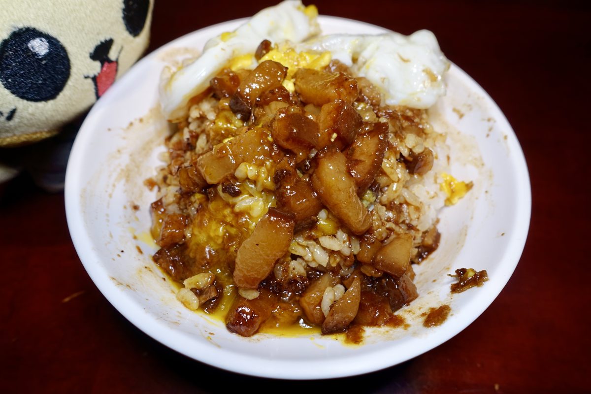 【台北北門站美食】大稻埕魯肉飯 2026：登上國宴的滷肉飯，飯上舖一顆半熟荷包蛋大加分，華陰街商圈60年老店 7308