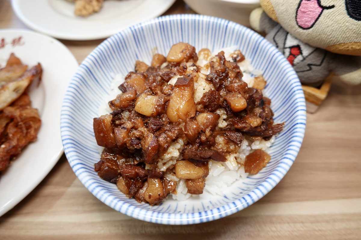 【台北龍山寺站美食】兩喜號魷魚羹 2026：龍山寺旁百年小吃店，萬華艋舺夜市美味魷魚羹、炒米粉與滷肉飯，在傳統中轉型創新的典範 7317