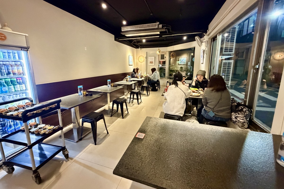 【台北中山國中站美食】恰恰韓式豬腳 2026：小巷裡的韓式美食網上介紹的不多，但沒訂位可能吃不到，韓式豬腳美味份量大，來店必吃，小菜可以無限續 7337