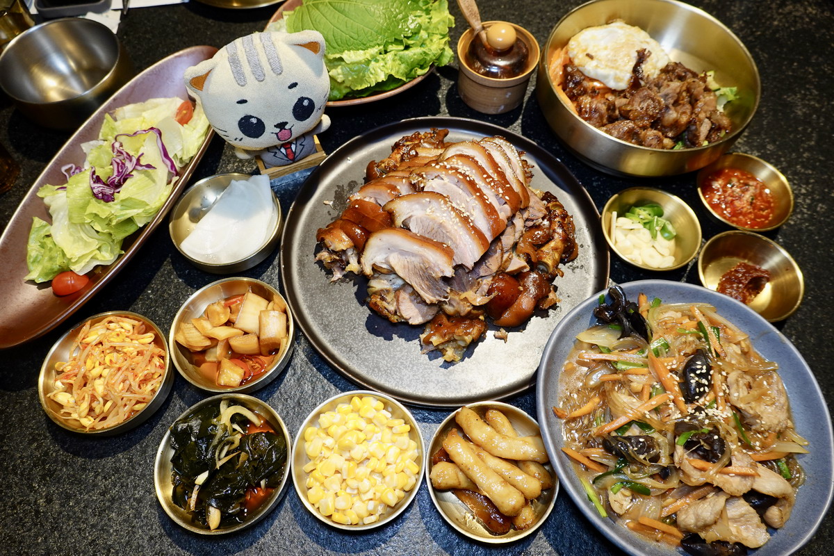 【台北中山國中站美食】恰恰韓式豬腳 2026：小巷裡的韓式美食網上介紹的不多，但沒訂位可能吃不到，韓式豬腳美味份量大，來店必吃，小菜可以無限續 7337