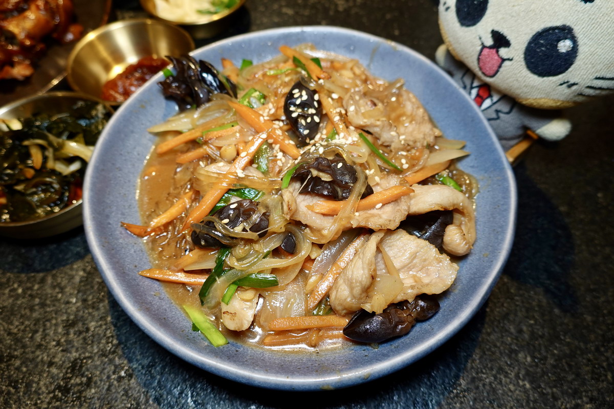 【台北中山國中站美食】恰恰韓式豬腳 2026：小巷裡的韓式美食網上介紹的不多，但沒訂位可能吃不到，韓式豬腳美味份量大，來店必吃，小菜可以無限續 7337