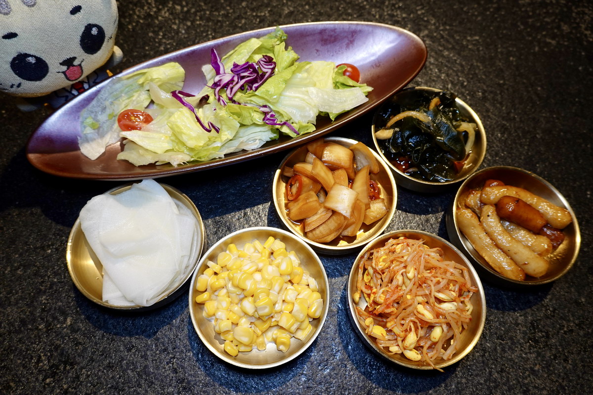 【台北中山國中站美食】恰恰韓式豬腳 2026：小巷裡的韓式美食網上介紹的不多，但沒訂位可能吃不到，韓式豬腳美味份量大，來店必吃，小菜可以無限續 7337