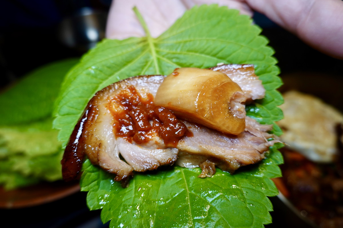 【台北中山國中站美食】恰恰韓式豬腳 2026：小巷裡的韓式美食網上介紹的不多，但沒訂位可能吃不到，韓式豬腳美味份量大，來店必吃，小菜可以無限續 7337