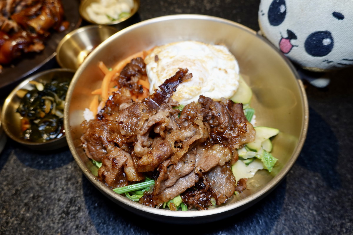 【台北中山國中站美食】恰恰韓式豬腳 2026：小巷裡的韓式美食網上介紹的不多，但沒訂位可能吃不到，韓式豬腳美味份量大，來店必吃，小菜可以無限續 7337