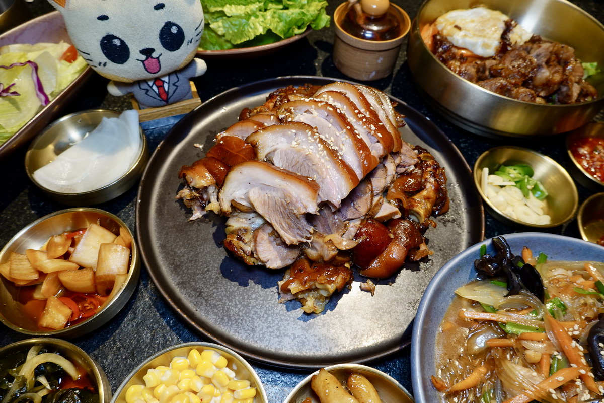 【台北中山國中站美食】恰恰韓式豬腳 2026：小巷裡的韓式美食網上介紹的不多，但沒訂位可能吃不到，韓式豬腳美味份量大，來店必吃，小菜可以無限續 7337