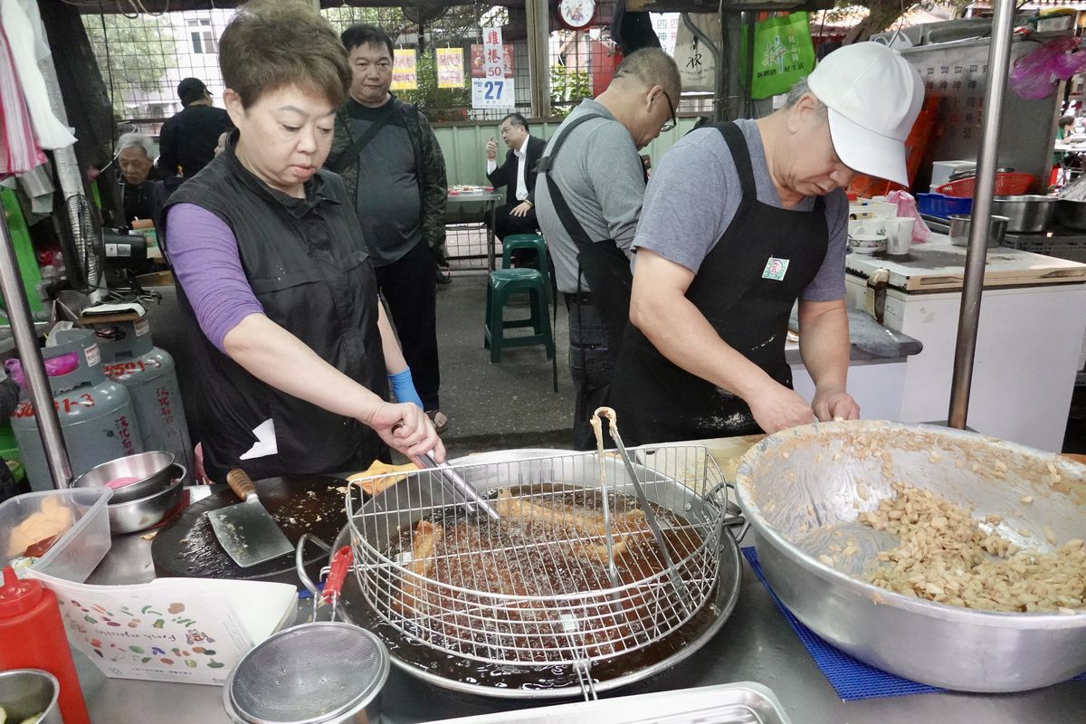 【台北大橋頭站美食】賴記雞卷 2026：大稻埕慈聖宮美食、韓國《黑白大廚》白種元推薦台北巷弄小吃 7324