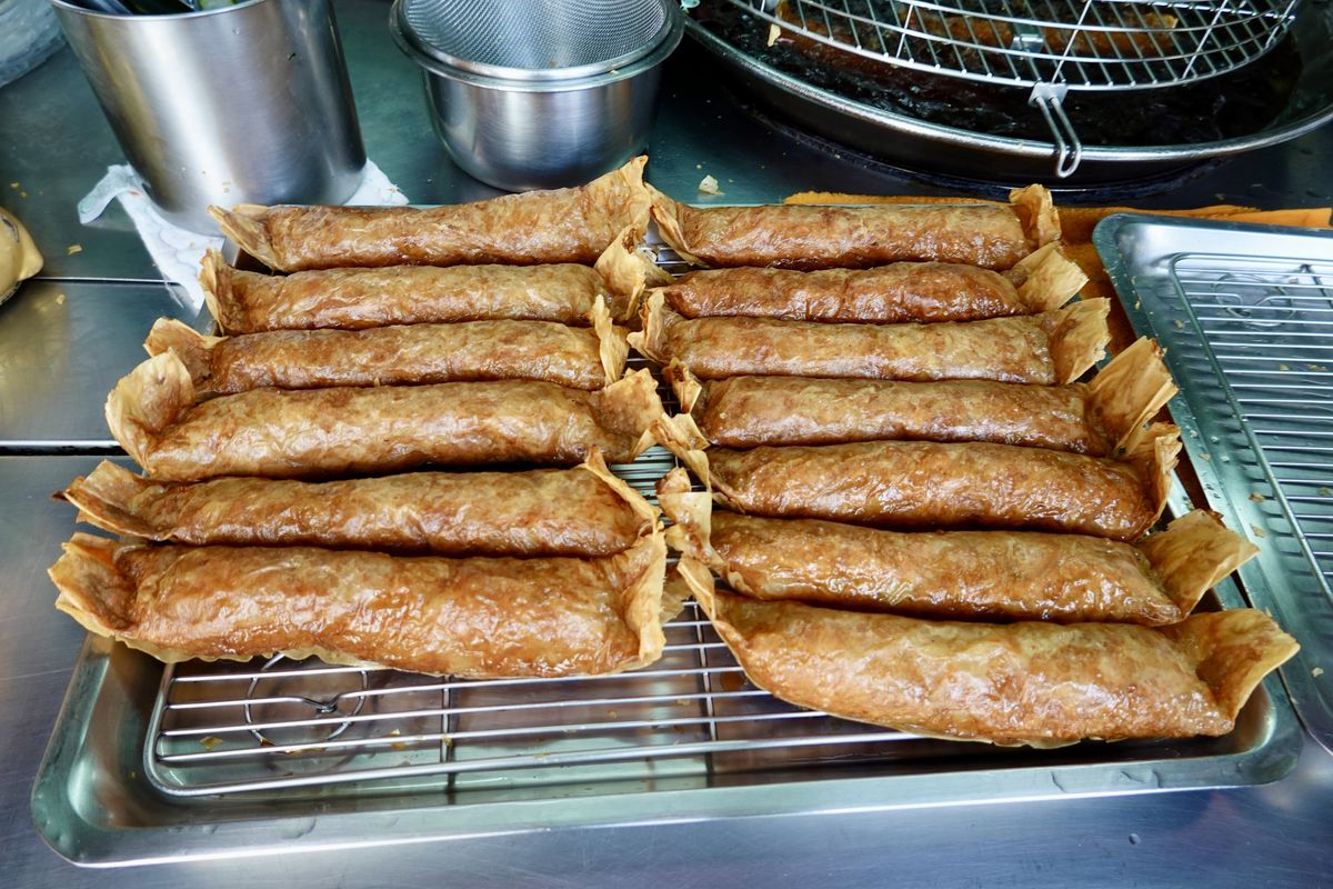 【台北大橋頭站美食】賴記雞卷 2026：大稻埕慈聖宮美食、韓國《黑白大廚》白種元推薦台北巷弄小吃 7324