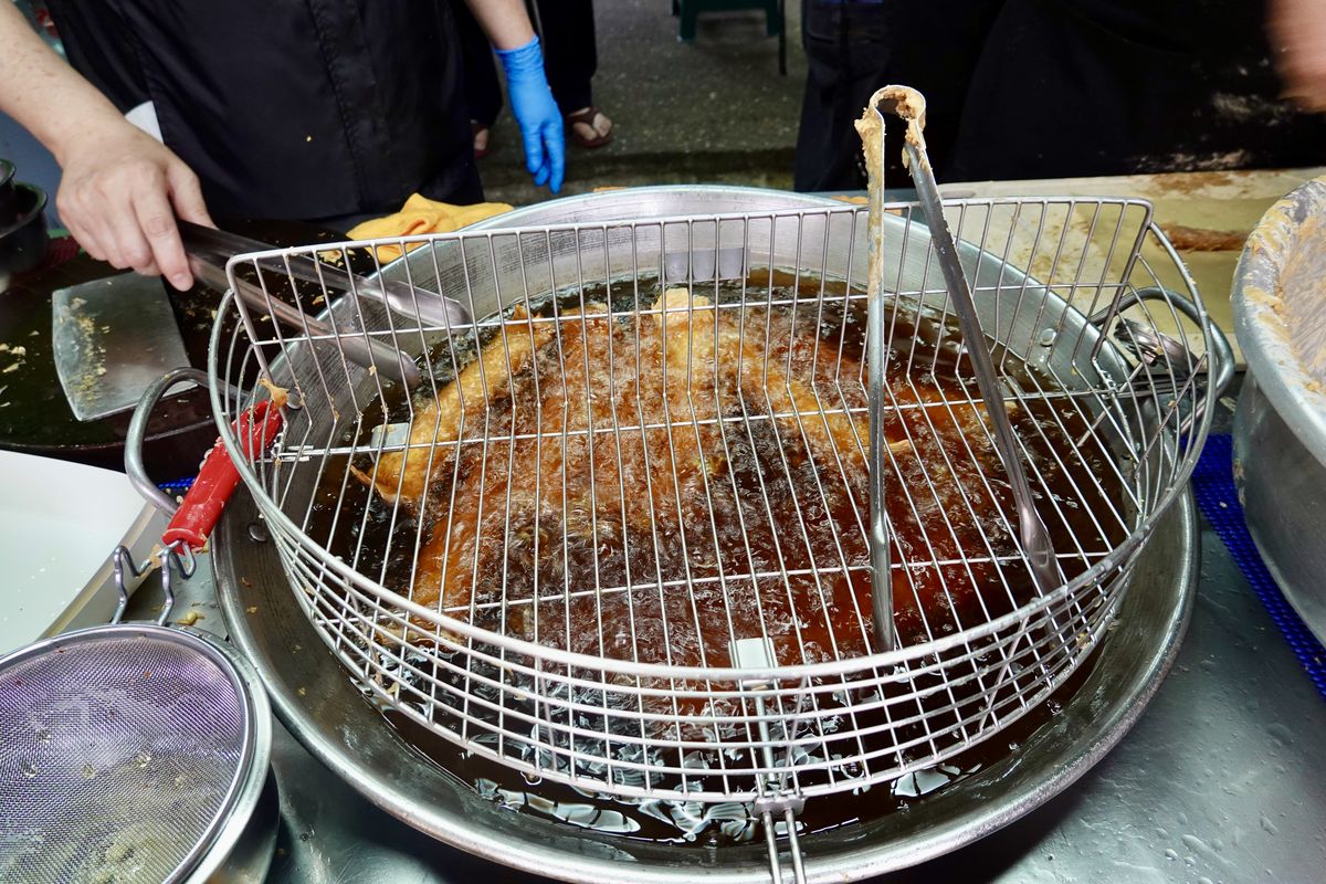 【台北大橋頭站美食】賴記雞卷 2026：大稻埕慈聖宮美食、韓國《黑白大廚》白種元推薦台北巷弄小吃 7324