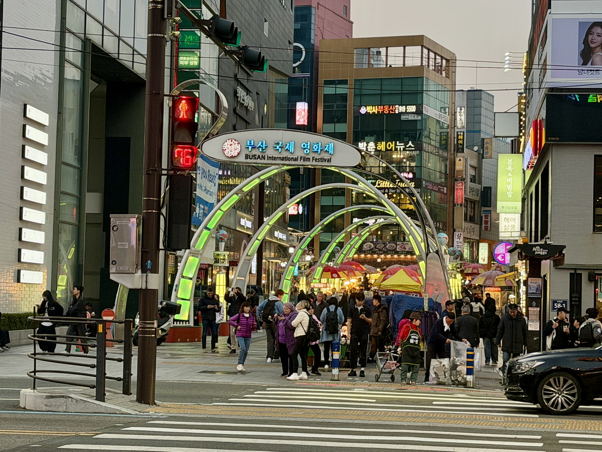 【韓國釜山旅遊】釜山國際影展明星手印星光大道 BIFF 2026:釜山南浦洞鬧區裡的追星族朝聖地,國際眾星雲集,還有夜市和糖餅可以吃 【韓國釜山旅遊】釜山國際影展明星手印星光大道 BIFF 2026:釜山南浦洞鬧區裡的追星族朝聖地,國際眾星雲集,還有夜市和糖餅可以吃