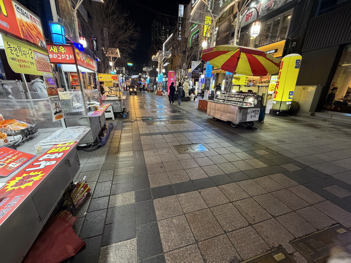 【韓國釜山旅遊】釜山國際影展明星手印星光大道 BIFF 2026:釜山南浦洞鬧區裡的追星族朝聖地,國際眾星雲集,還有夜市和糖餅可以吃 【韓國釜山旅遊】釜山國際影展明星手印星光大道 BIFF 2026:釜山南浦洞鬧區裡的追星族朝聖地,國際眾星雲集,還有夜市和糖餅可以吃