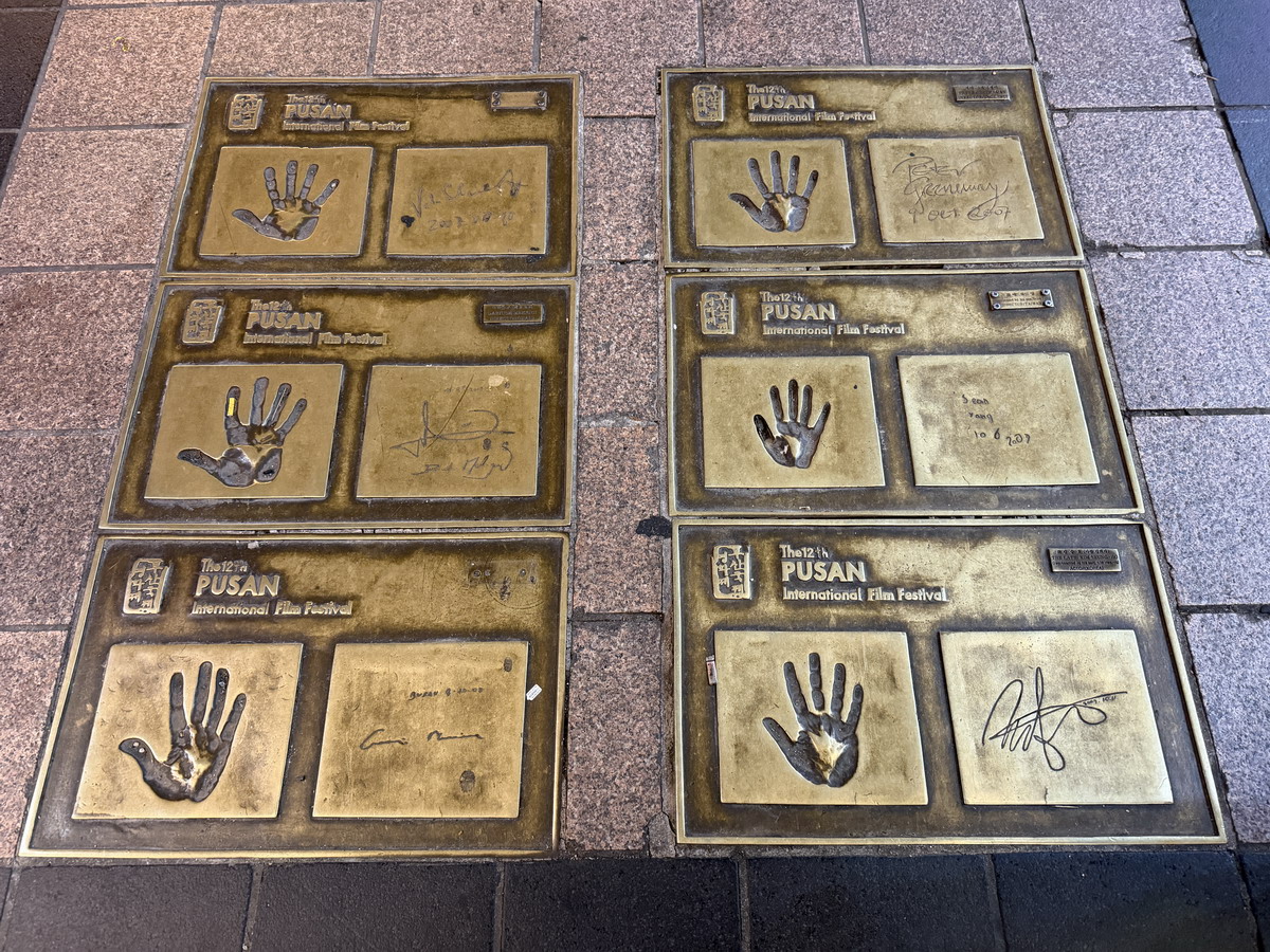 【韓國釜山旅遊】釜山國際影展明星手印星光大道 BIFF 2026:釜山南浦洞鬧區裡的追星族朝聖地,國際眾星雲集,還有夜市和糖餅可以吃 【韓國釜山旅遊】釜山國際影展明星手印星光大道 BIFF 2026:釜山南浦洞鬧區裡的追星族朝聖地,國際眾星雲集,還有夜市和糖餅可以吃